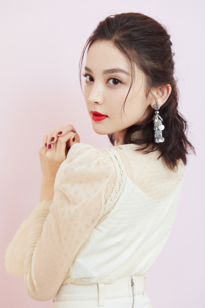 中国内地新疆乌鲁木齐市影视女演员古力娜扎微博之夜性感甜美写真图片图片