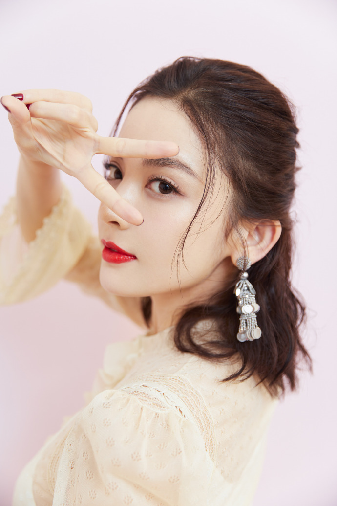 中国内地新疆乌鲁木齐市影视女演员古力娜扎微博之夜性感甜美写真图片图片