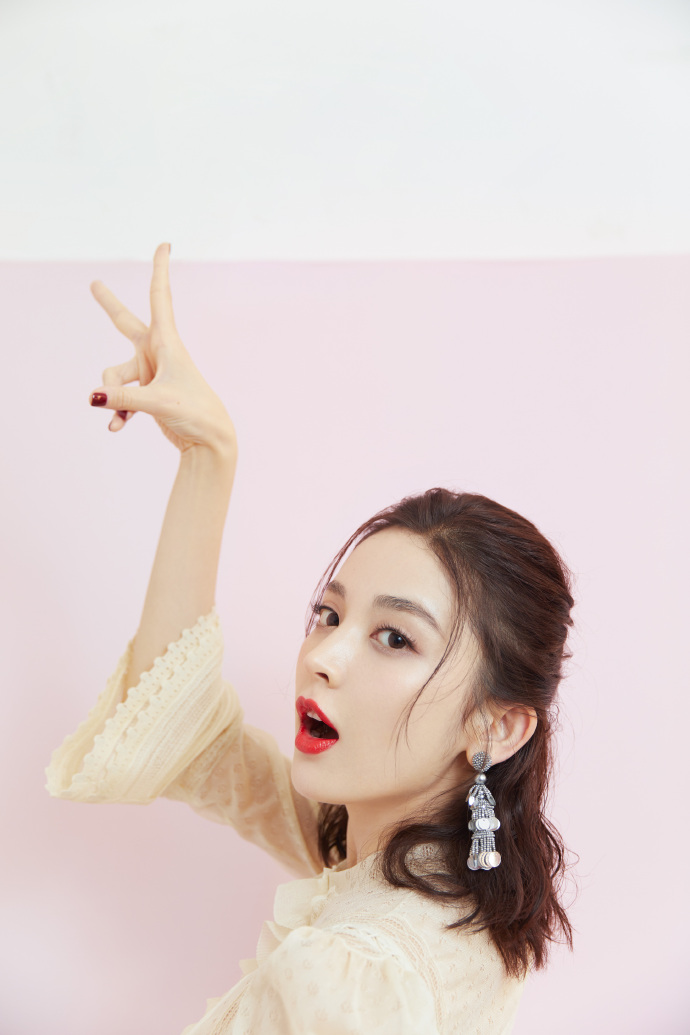 中国内地新疆乌鲁木齐市影视女演员古力娜扎微博之夜性感甜美写真图片图片