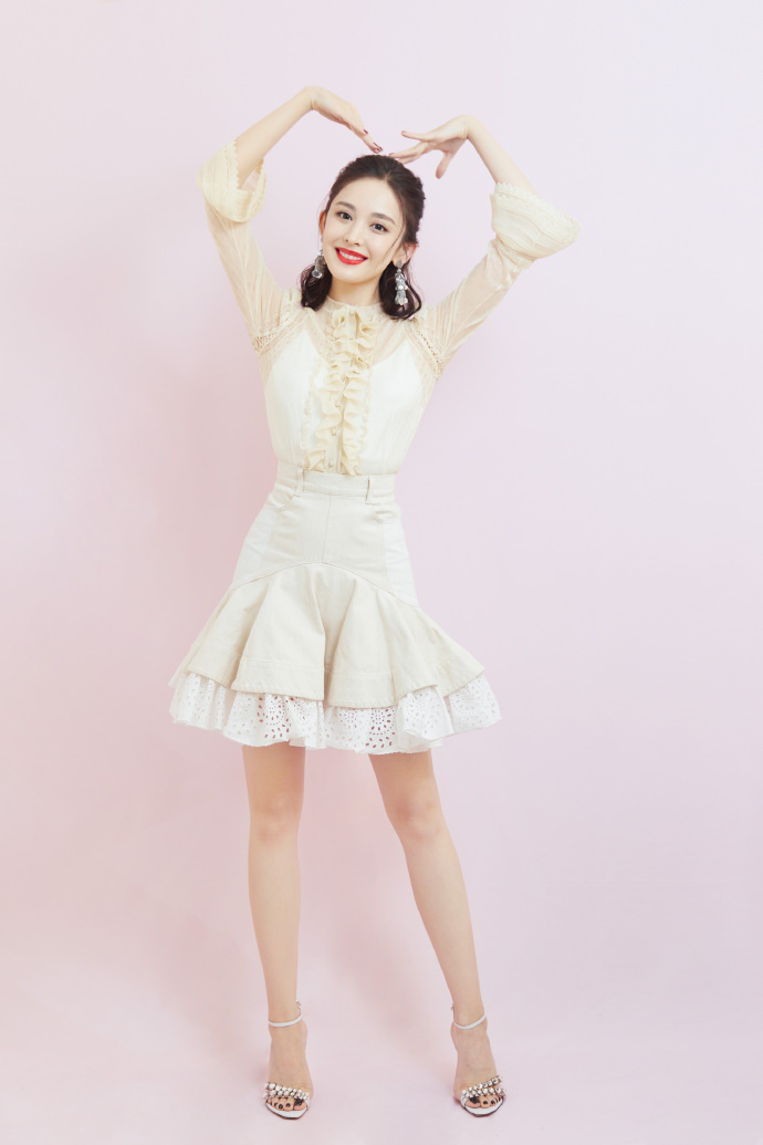 中国内地新疆乌鲁木齐市影视女演员古力娜扎微博之夜性感甜美写真图片图片