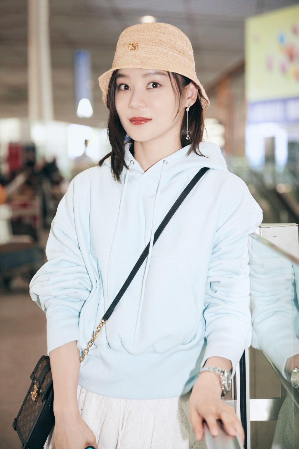 高清中国内地影视湖北省襄阳女演员袁姗姗羽毛裙唯美写真桌面壁纸图片