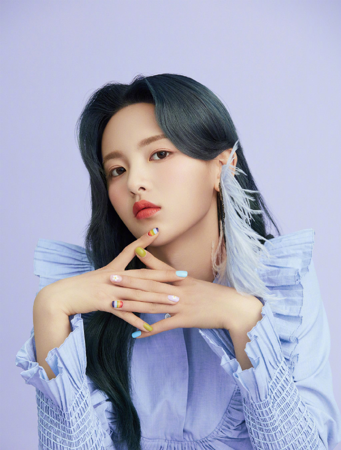 高清江苏性感美女星杨超越单马尾街拍写真图片图片