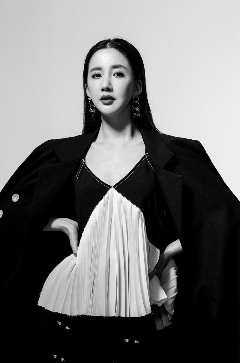 中国内地上海女演员陈欣予小露香肩性感写真温柔妩媚图片 中国内地上海女演员陈欣予小露香肩性感写真温柔妩媚图片