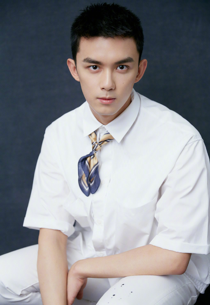 中国内地男演员吴磊酷帅有型写真桌面壁纸图片