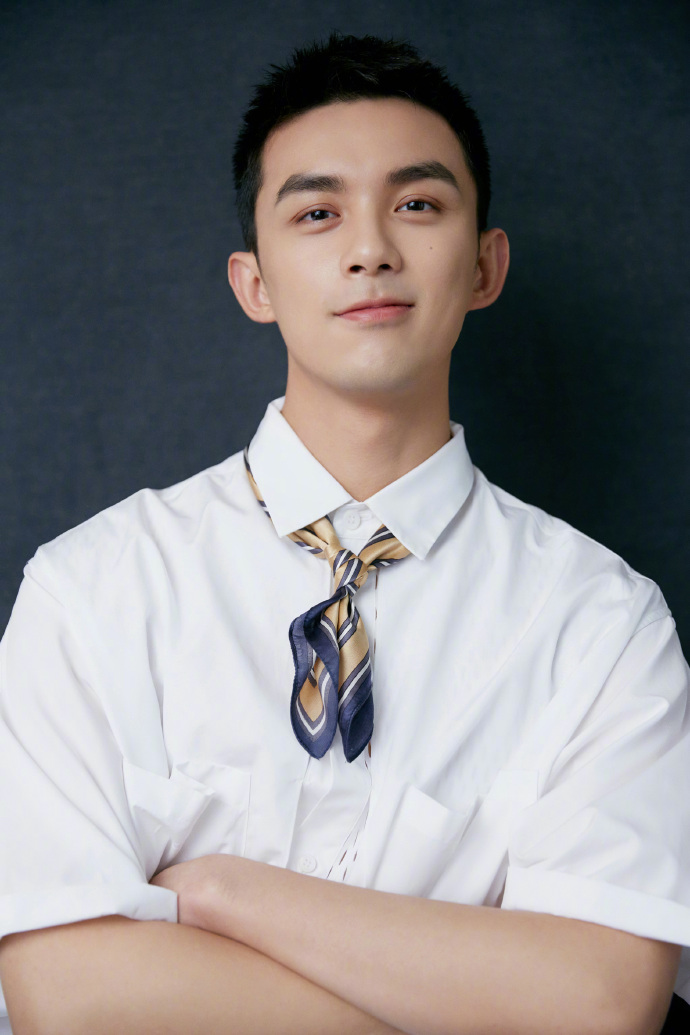 中国内地男演员吴磊黑色西装超帅写真图片图片