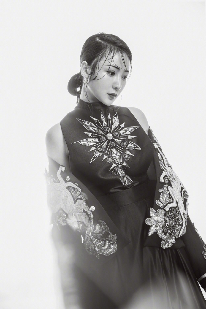 中国内地湖南衡阳女演员柳岩写真电脑桌面壁纸之网络美女图片