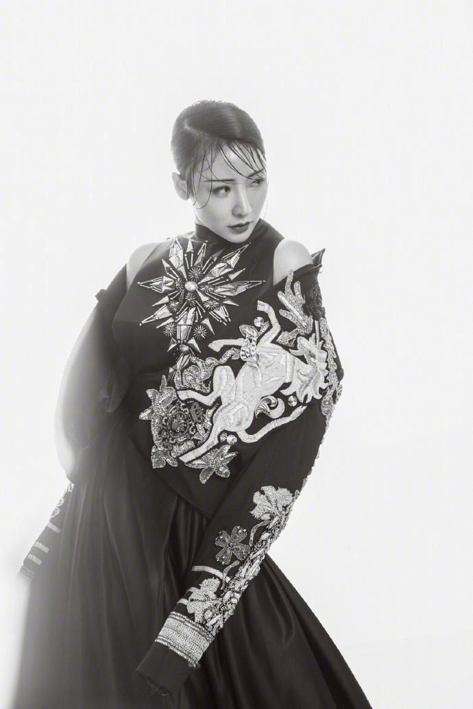 中国内地湖南衡阳女演员柳岩写真电脑桌面壁纸之网络美女图片