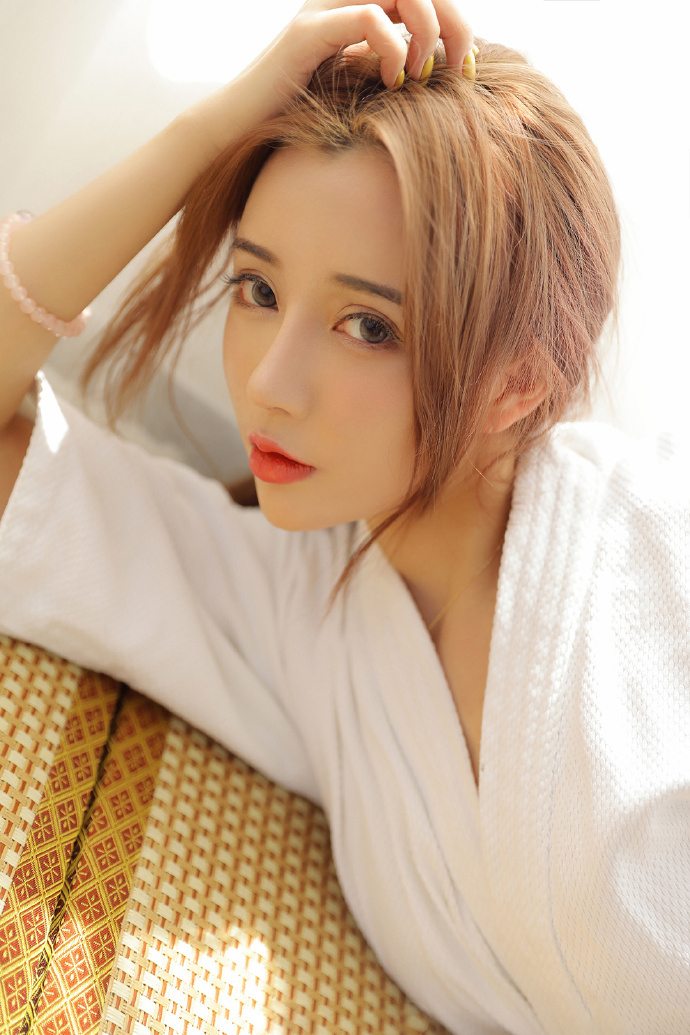 美女沈月图片