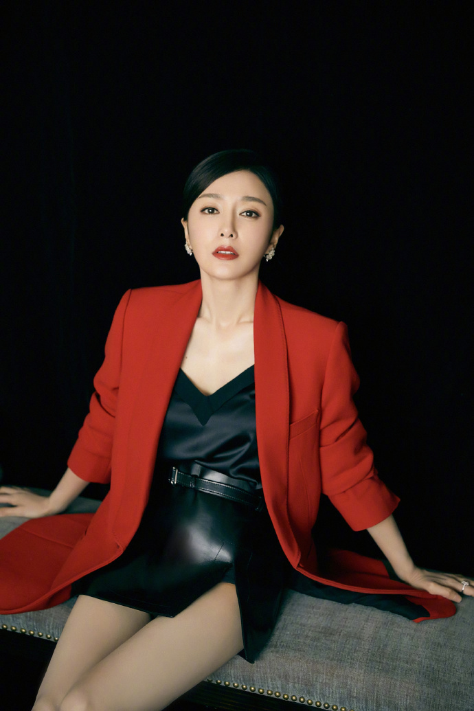 高清中国内地辽宁省沈阳女演员秦岚钻石蓝睫毛魅力性感写真图片