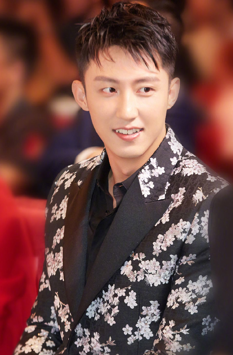高清辽宁省丹东市男明显黄景瑜时尚杂志写真帅气图片图片