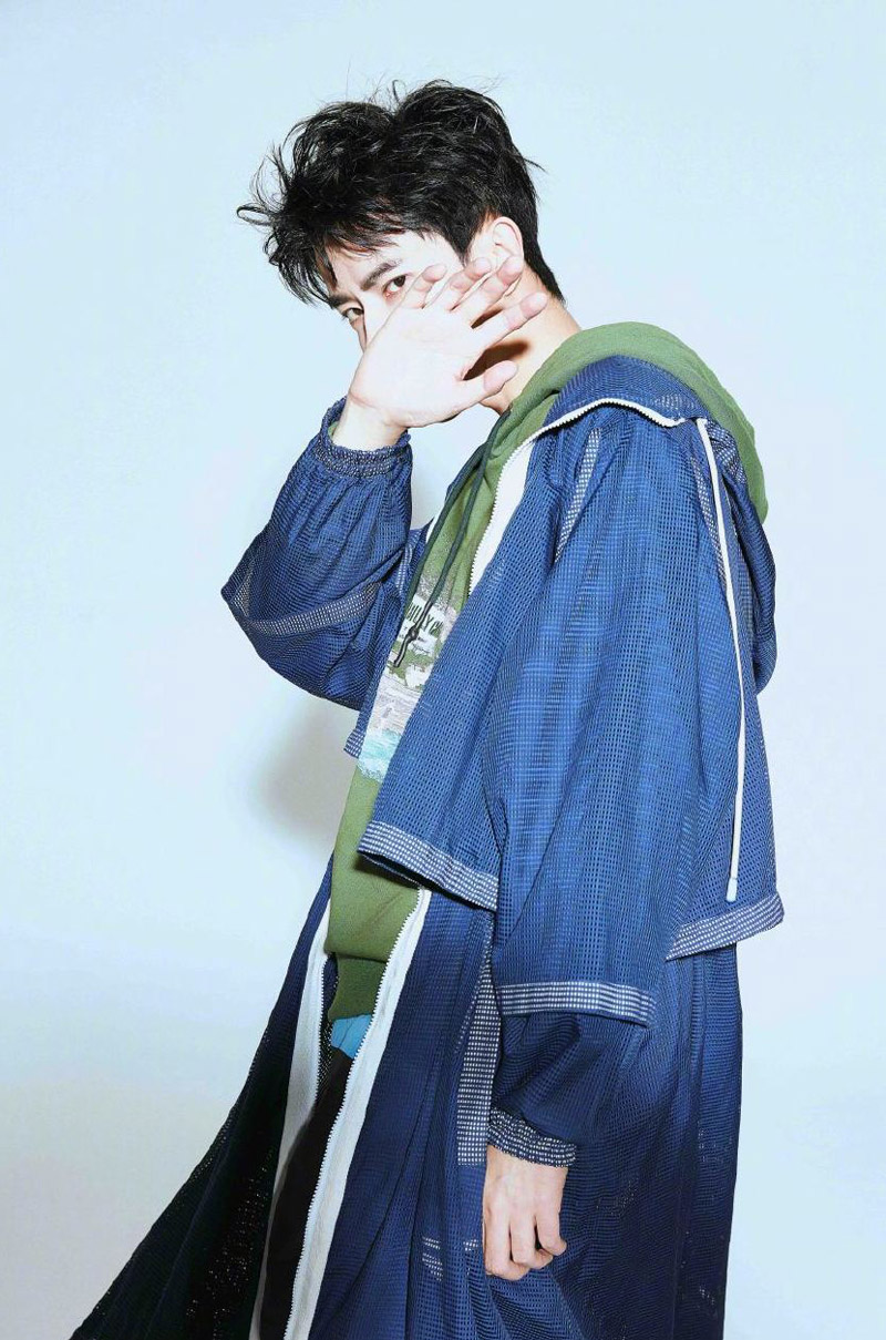 高清新疆乌鲁木齐男明星于朦胧复古造型杂志写真图片图片
