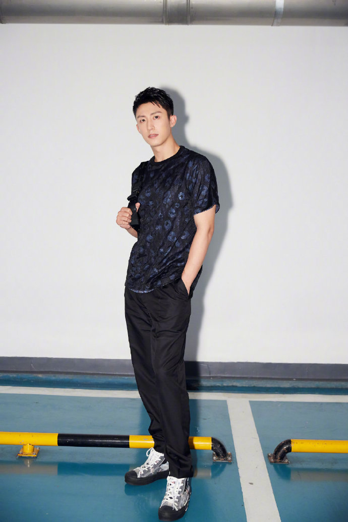 高清辽宁省丹东市男明显黄景瑜时尚杂志写真帅气图片图片
