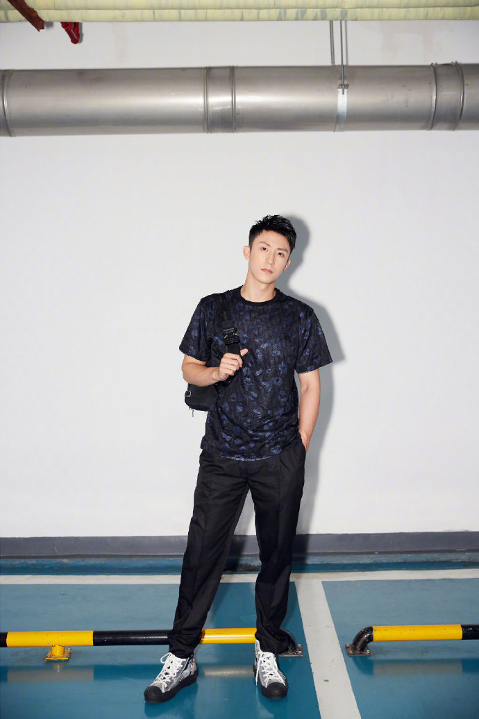 高清辽宁省丹东市男明显黄景瑜时尚杂志写真帅气图片图片