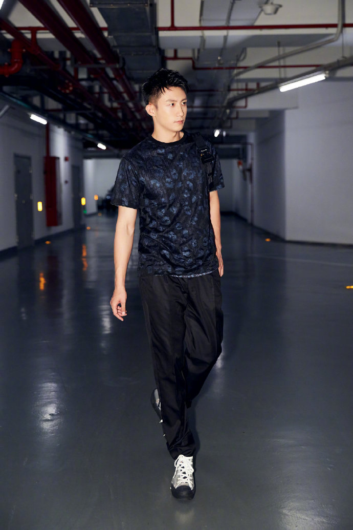 高清辽宁省丹东市男明显黄景瑜时尚杂志写真帅气图片图片