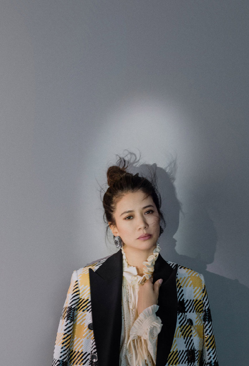 袁咏仪从容淡雅熟女风情妩媚迷人艺术写真图片