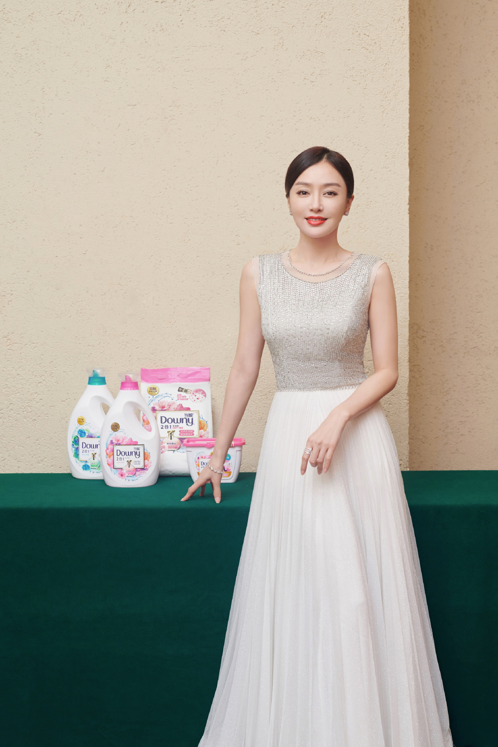 高清中国内地辽宁省沈阳女演员秦岚钻石蓝睫毛魅力性感写真图片