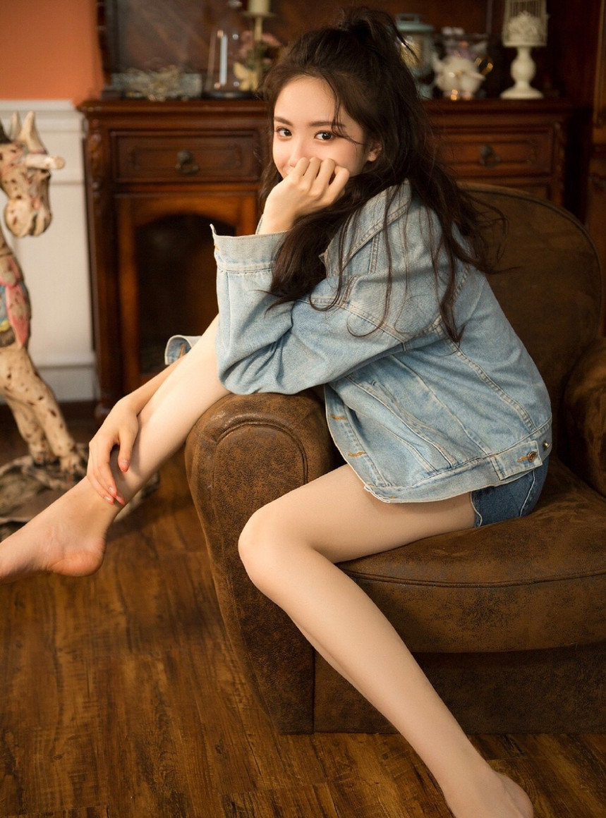 高清最流行女裤性感御姐美女吊带白丝美腿热裤惹火写真图片