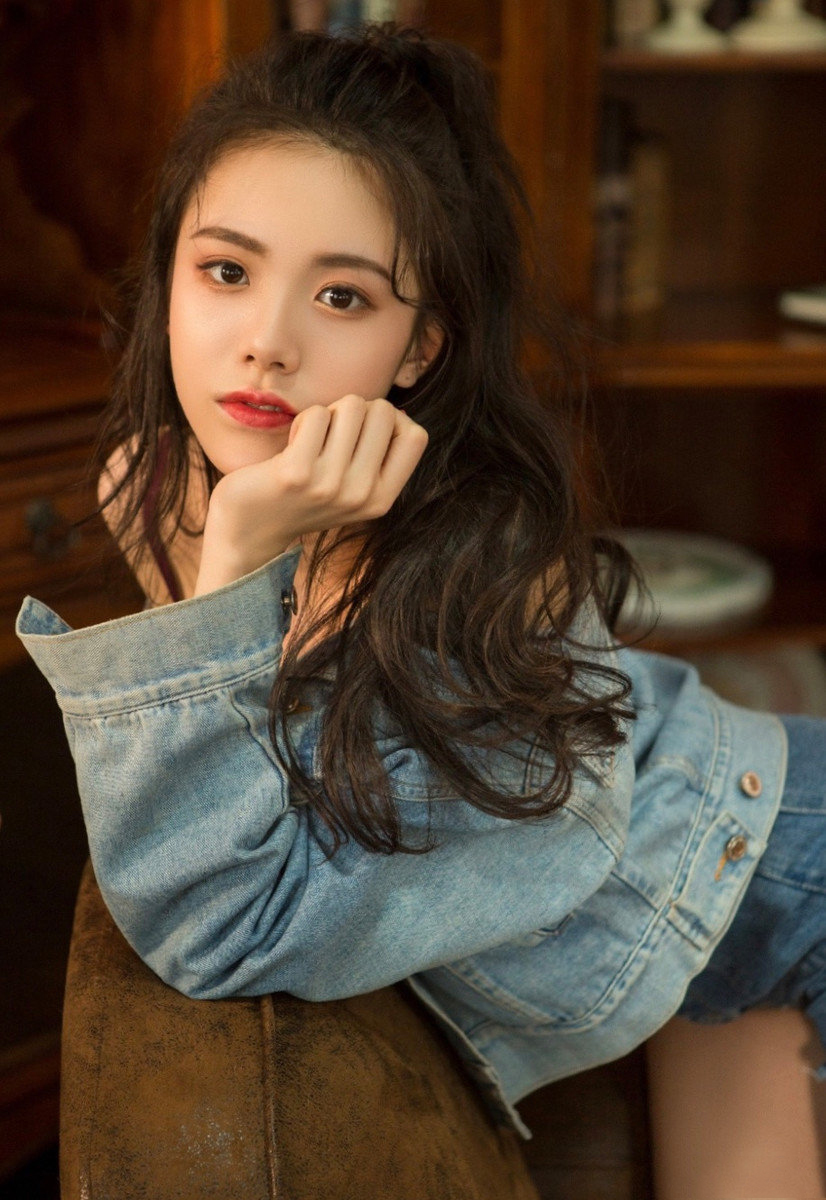 高清最流行女裤性感御姐美女吊带白丝美腿热裤惹火写真图片