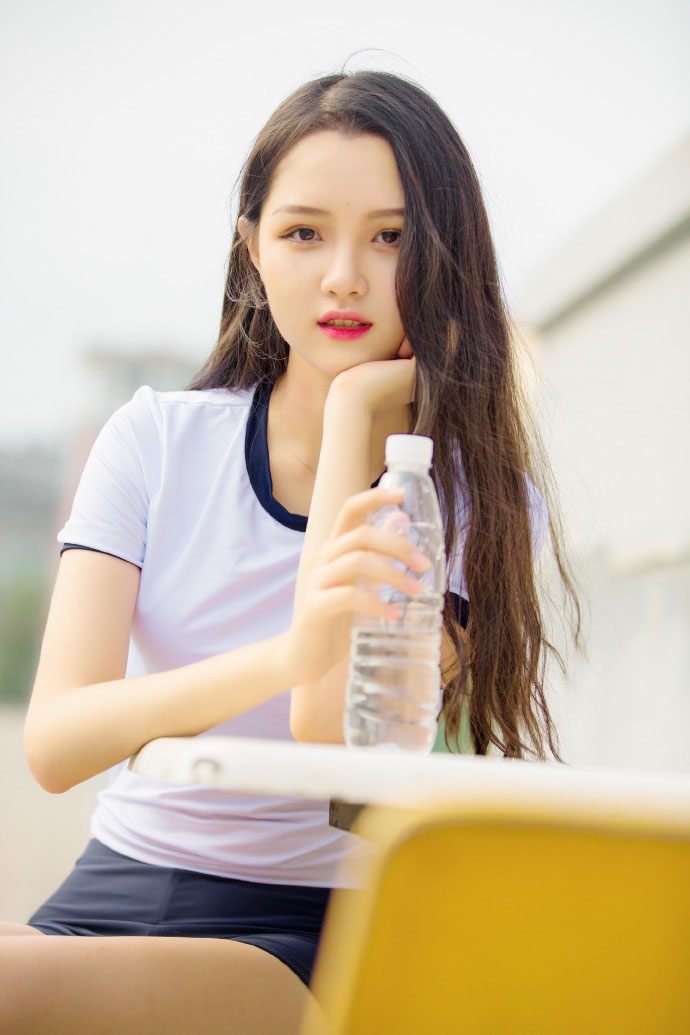 运动装美女白皙美腿性感操场写真图片图片