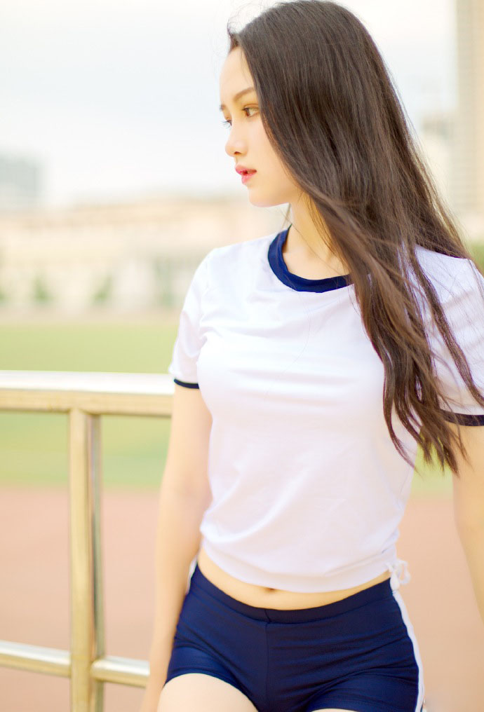 运动装美女白皙美腿性感操场写真图片图片