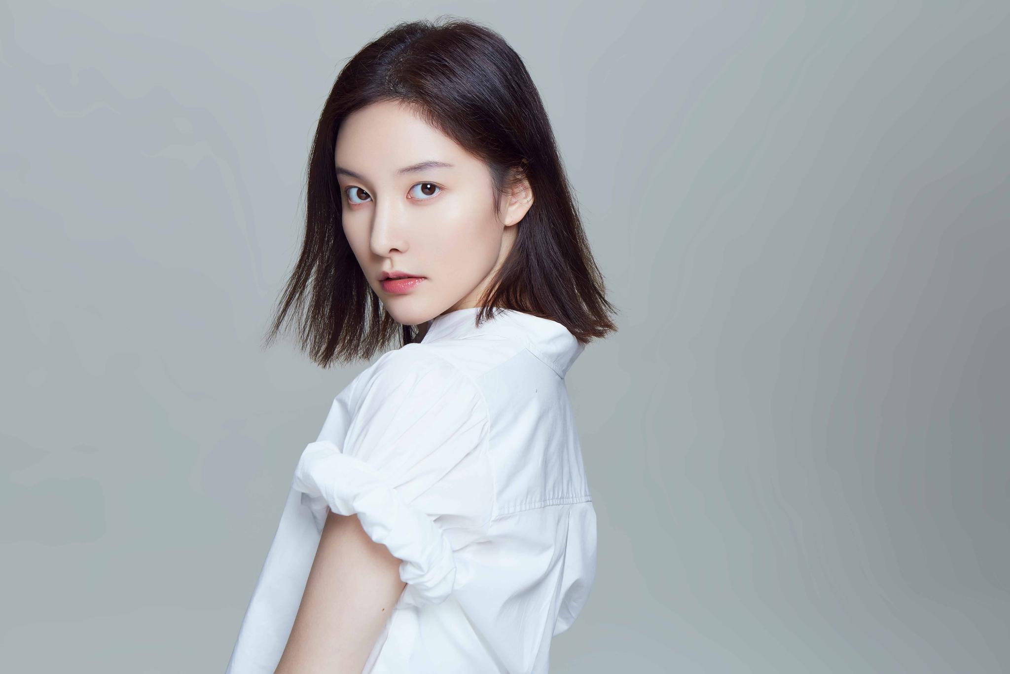 中国大陆女演员崔心心红色西服性感图片图片