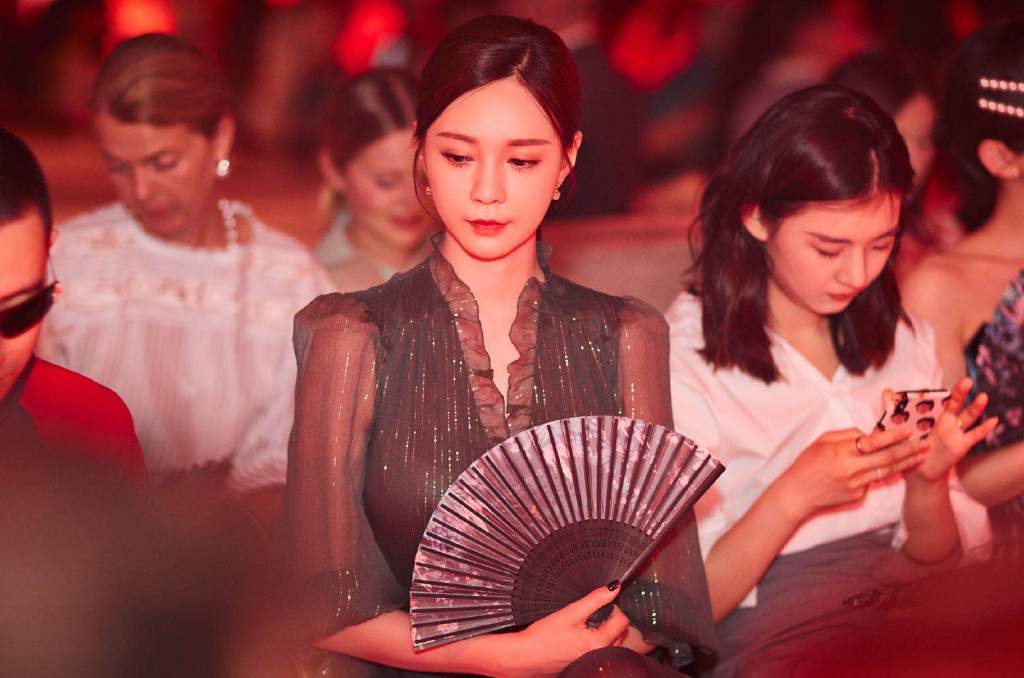 高清湖南省湘西吉首市美女沈梦辰背带裙娃娃衫甜美写真图片