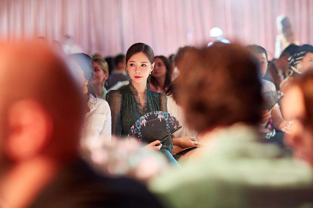 高清湖南省湘西吉首市美女沈梦辰背带裙娃娃衫甜美写真图片
