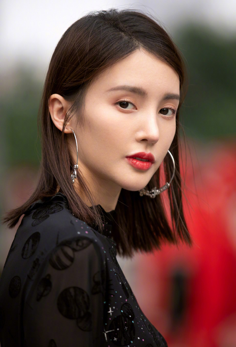 中国大陆山东济南女演员平面模特金晨性感时髦机场照图片图片
