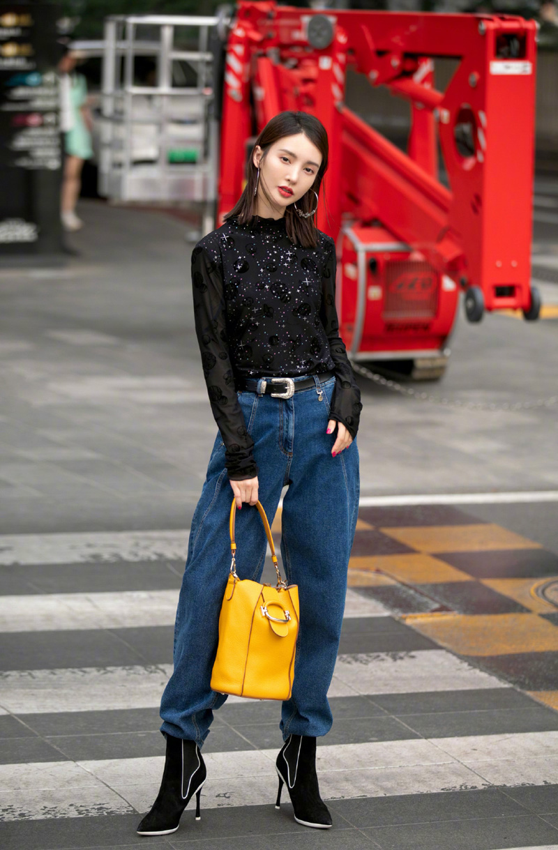 中国大陆山东济南女演员平面模特金晨性感时髦机场照图片图片