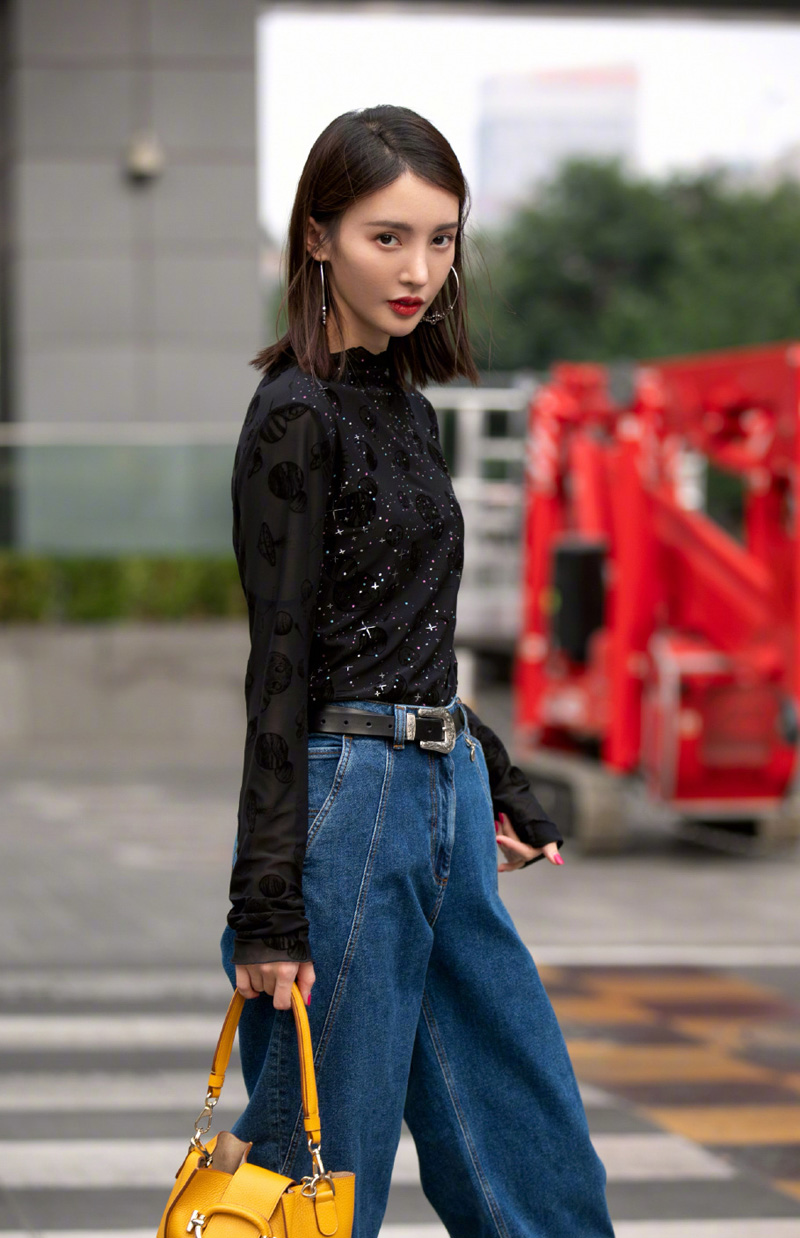 中国大陆山东济南女演员平面模特金晨性感时髦机场照图片图片