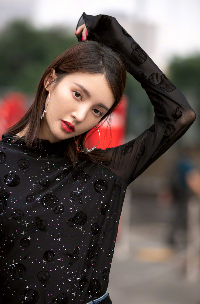 中国大陆山东济南女演员平面模特金晨性感时髦机场照图片图片