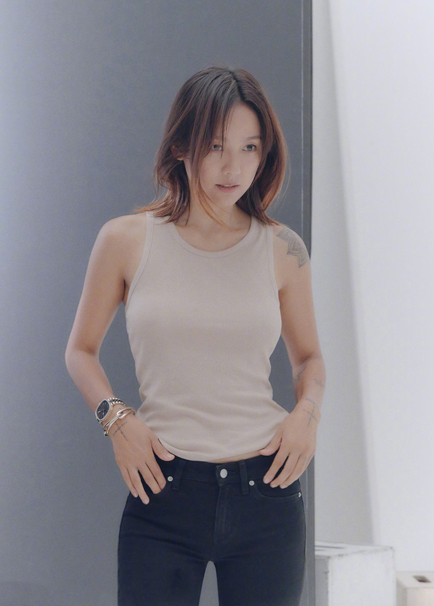 韩国著名影视女歌手兼演员李孝利小清新杂志封面写真图片图片