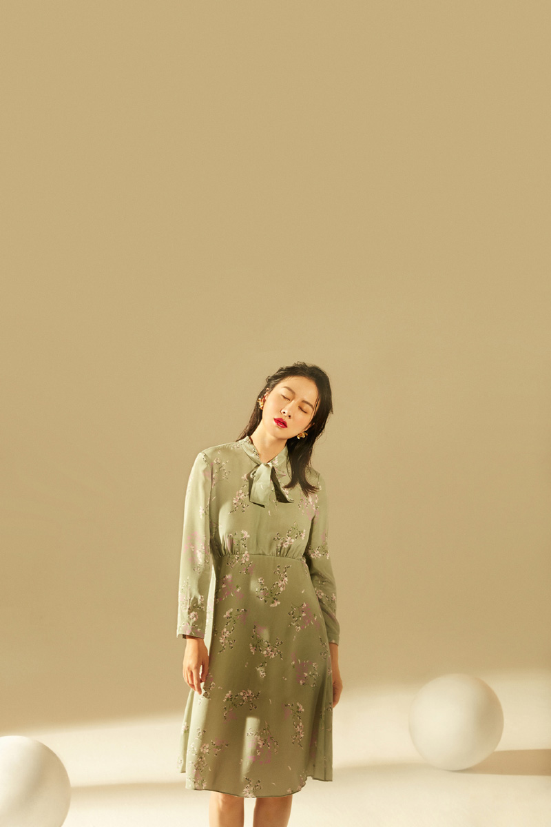 浙江杭州女演员性感俏皮叶璇携爱犬出镜世界杯写真图片图片