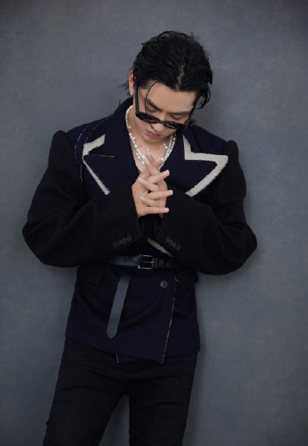 高清广州男明星吴亦凡黑色西服帅气图片图片