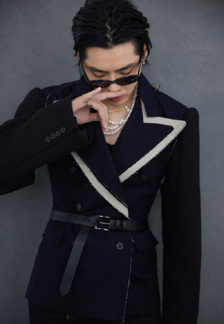高清广州男明星吴亦凡黑色西服帅气图片图片