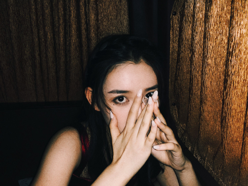 蒋依依夜晚自拍照图片图片