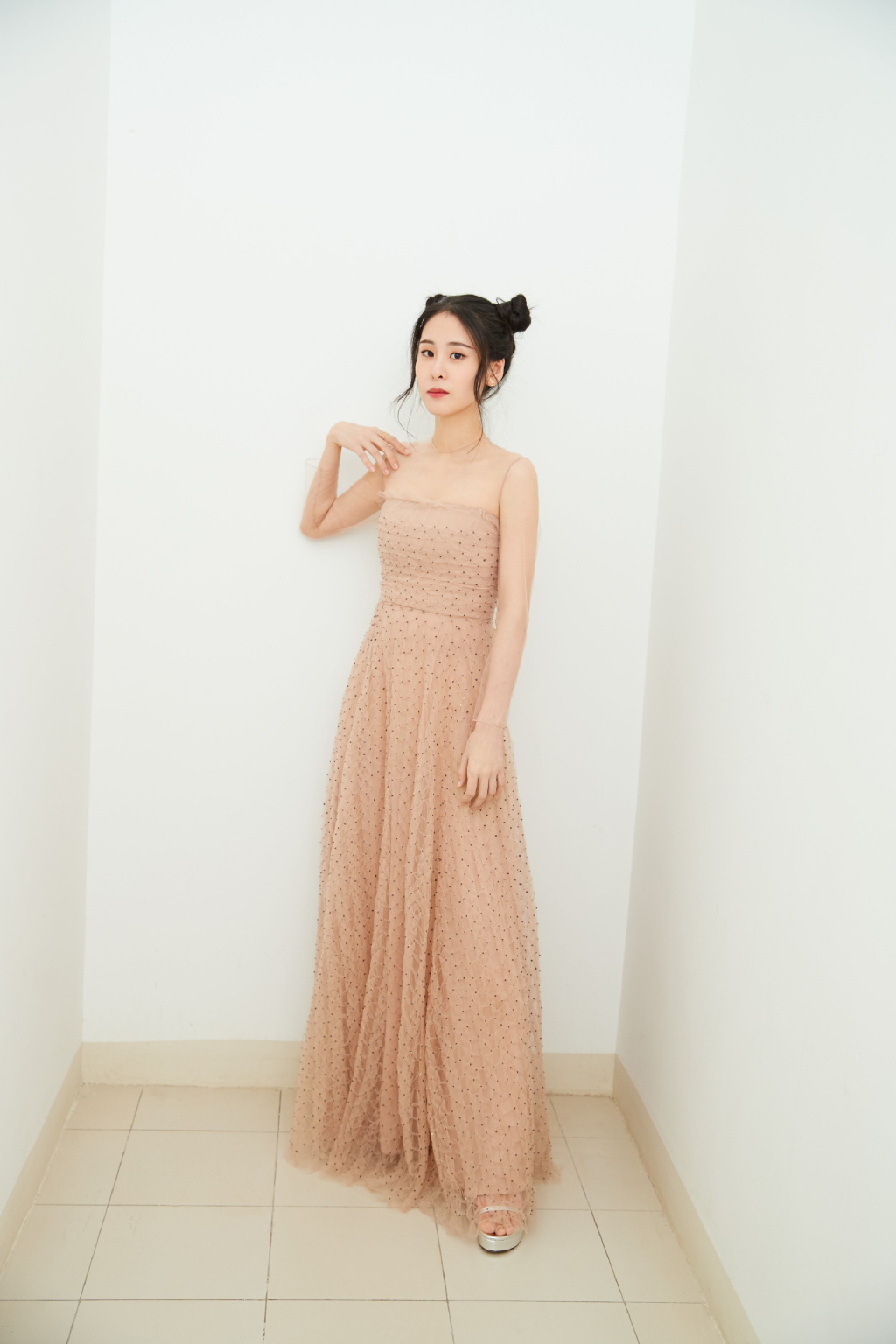 中国大陆天津女歌手张碧晨人气飙升登杂志封面尽显成熟优雅女神范儿图片