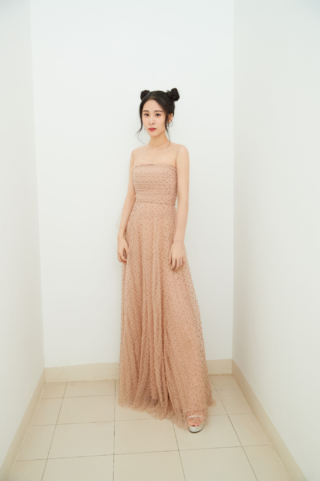 中国大陆天津女歌手张碧晨时尚养眼街拍图片图片