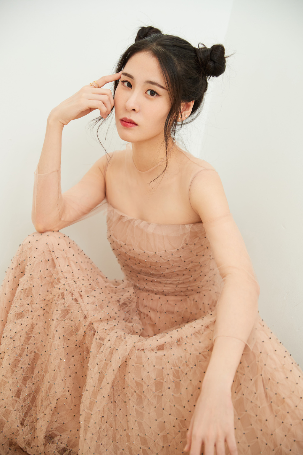 中国大陆天津女歌手张碧晨人气飙升登杂志封面尽显成熟优雅女神范儿图片
