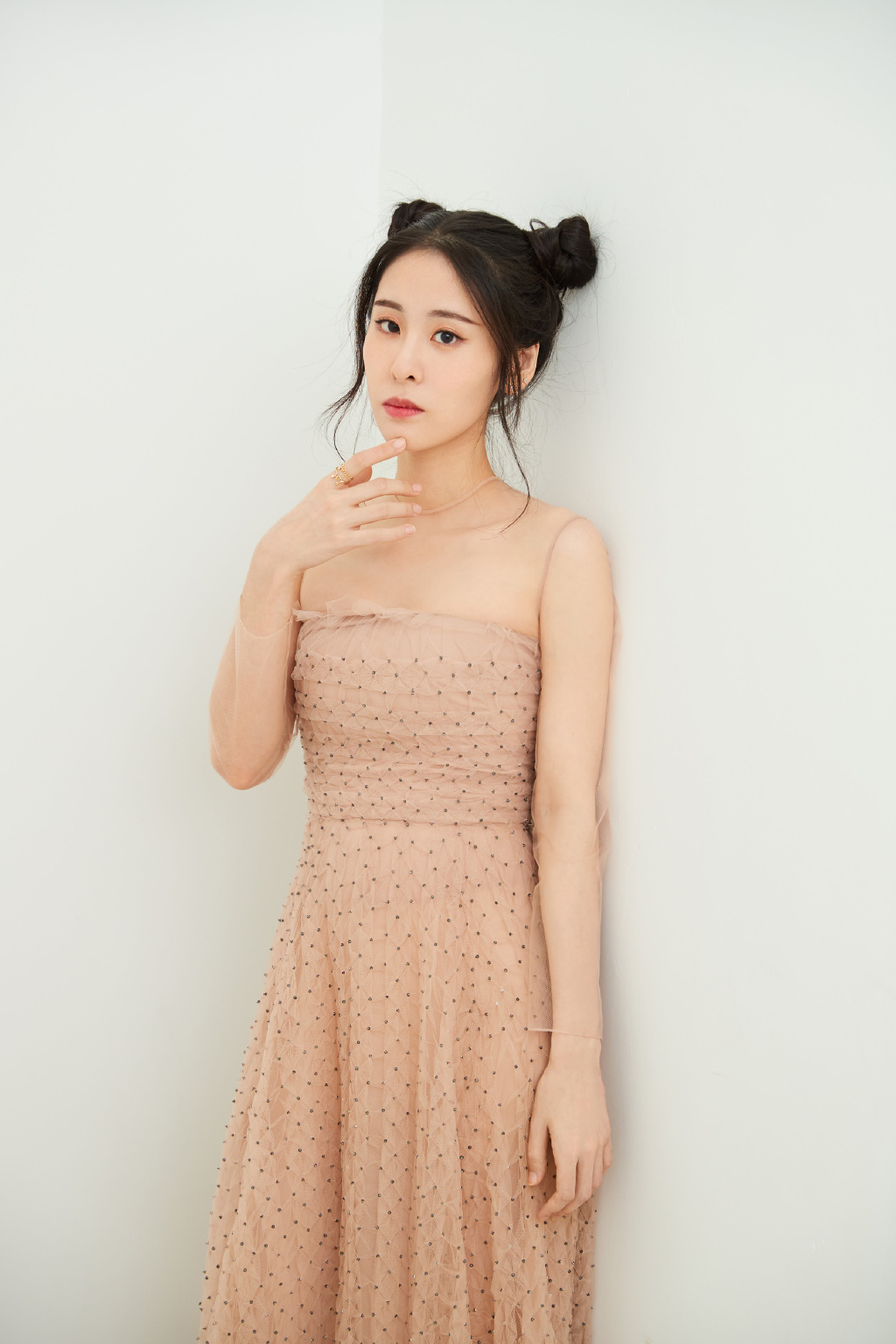 中国大陆天津女歌手张碧晨人气飙升登杂志封面尽显成熟优雅女神范儿图片