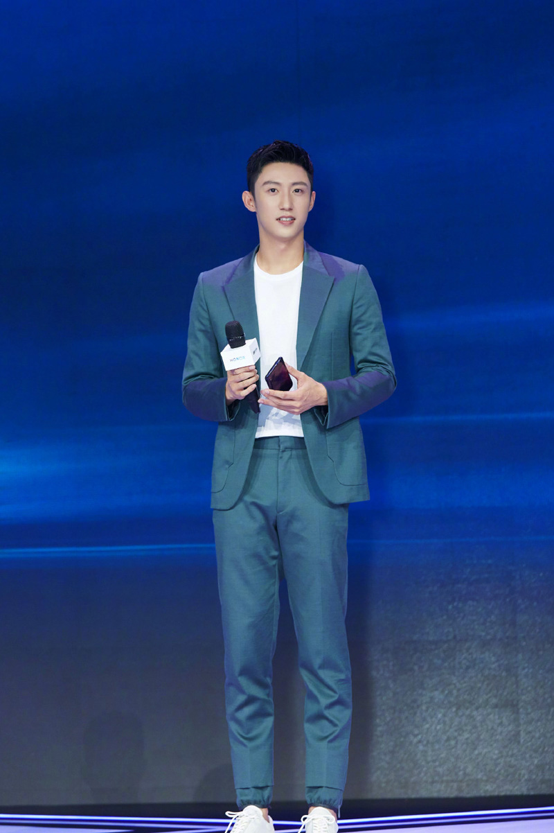 高清辽宁省丹东市男明显黄景瑜时尚杂志写真帅气图片图片
