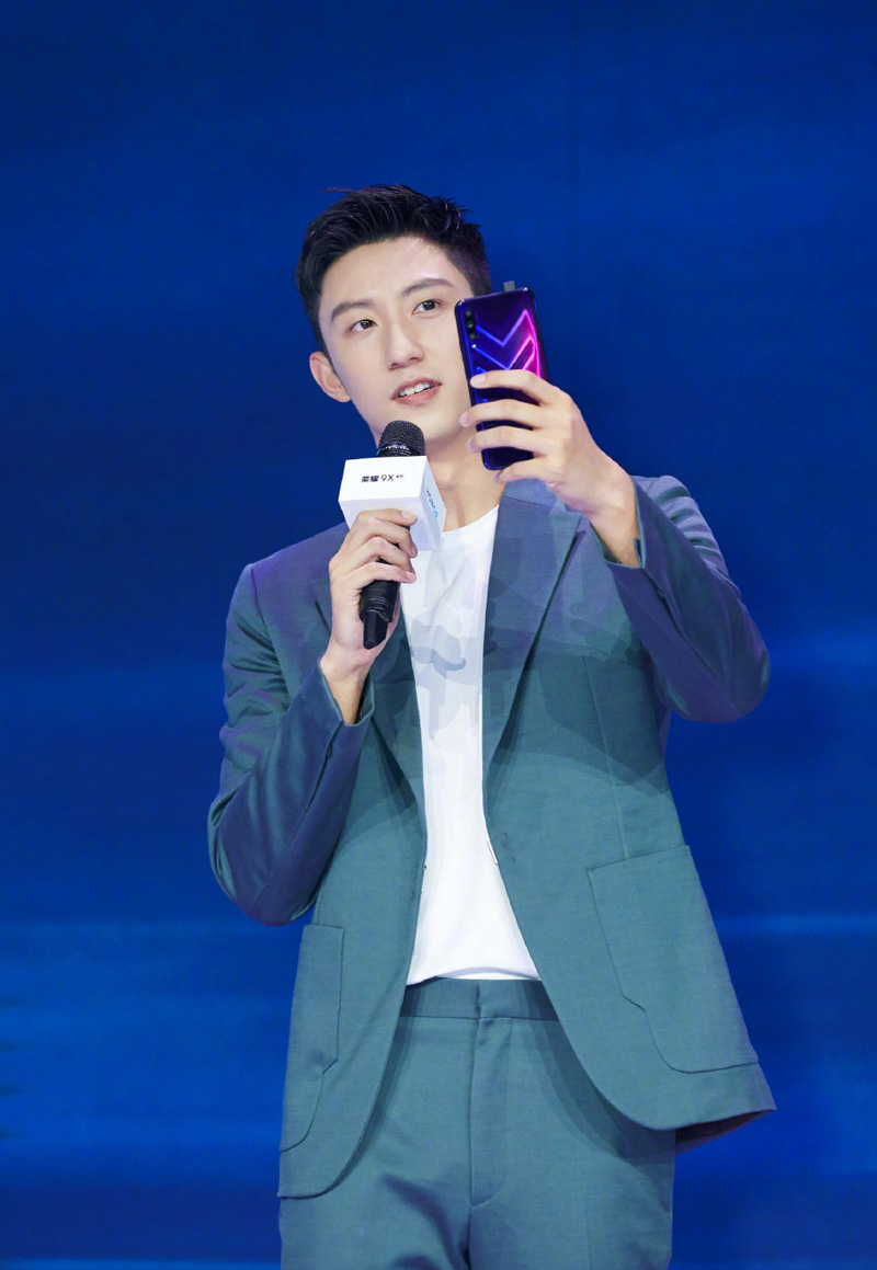 高清辽宁省丹东市男明显黄景瑜时尚杂志写真帅气图片图片