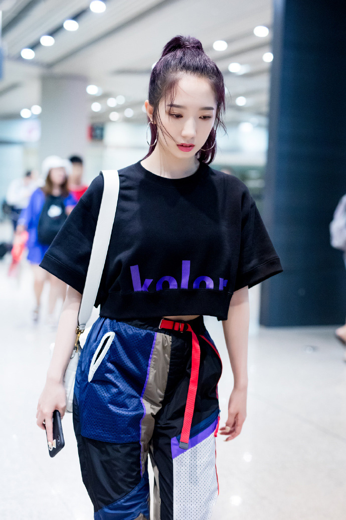 高清女明星孟美岐酷美机场街拍图片图片