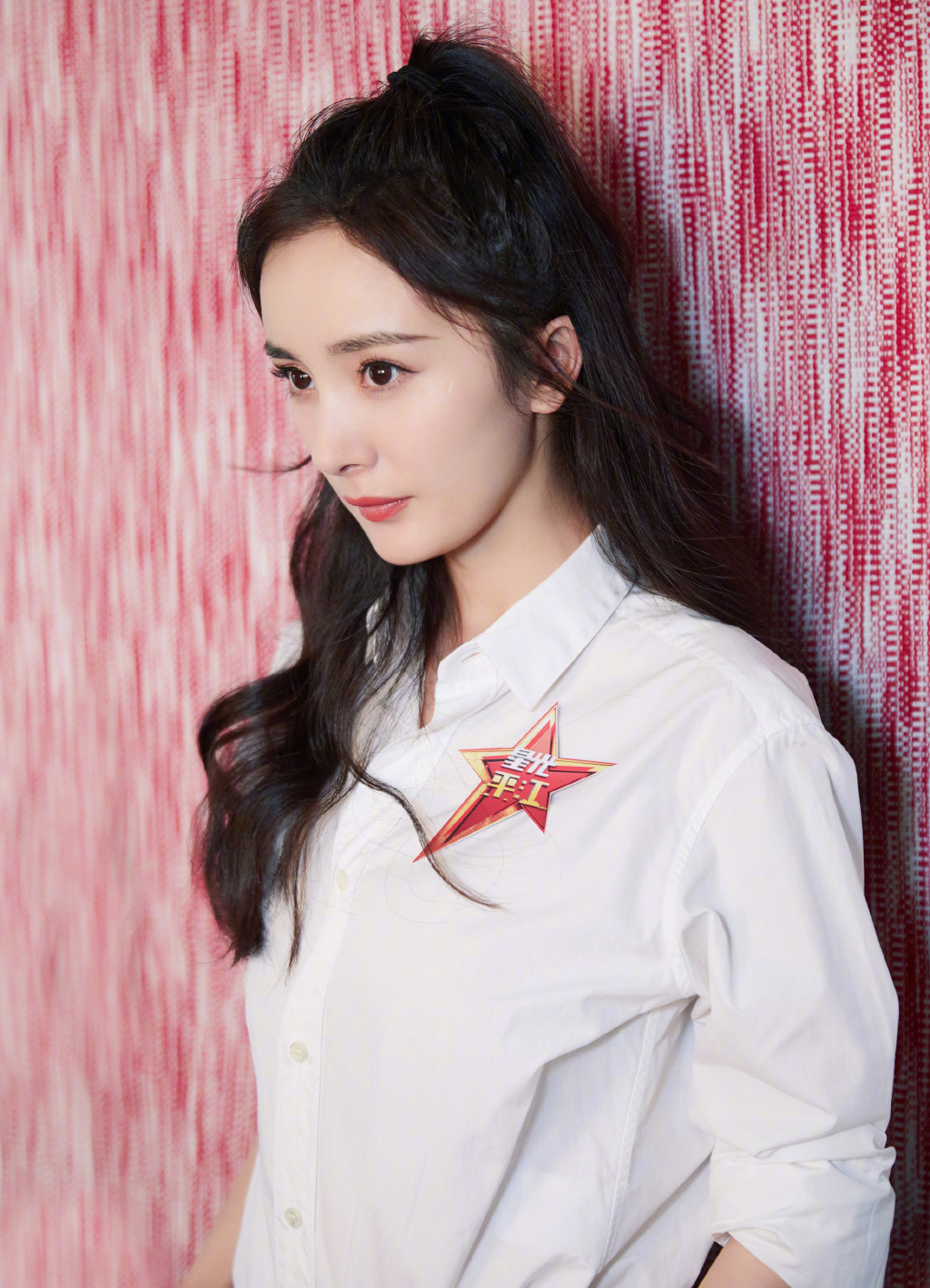 中国内地北京影视女演员杨幂抹胸裙性感高清桌面壁纸图片