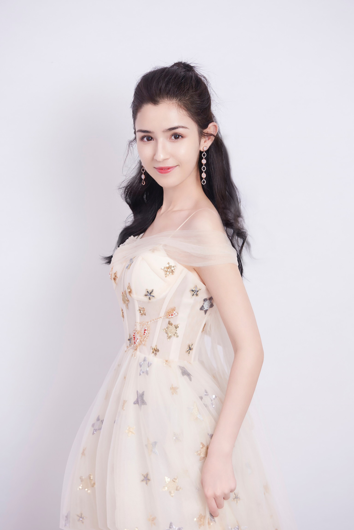 中国内地演员哈妮克孜唯美动人舞台照图片图片