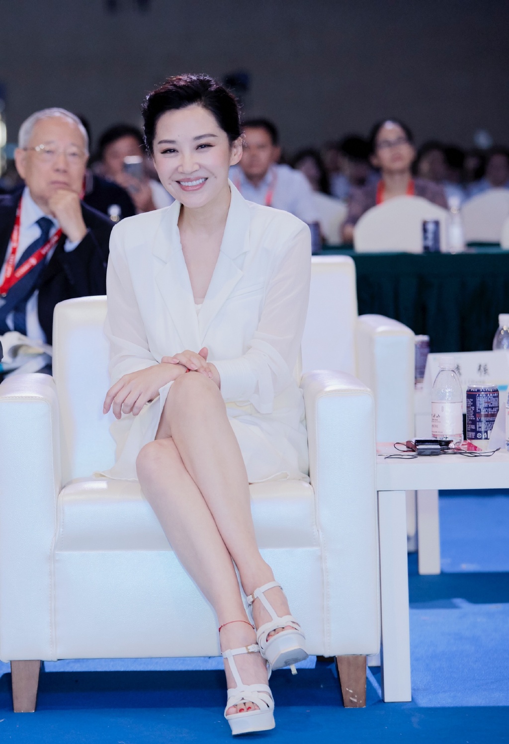 许晴素色西装套裙气质活动照图片图片