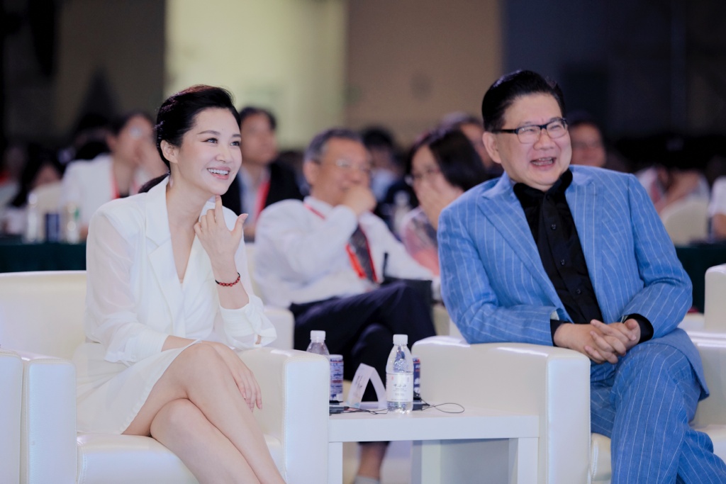 许晴素色西装套裙气质活动照图片图片
