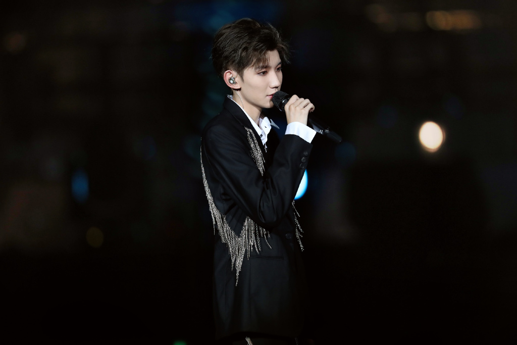 高清中国内地男歌手演员王源2019微博之夜帅气图片图片