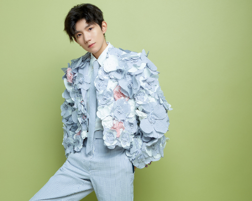 高清中国内地男歌手演员王源2019微博之夜帅气图片图片