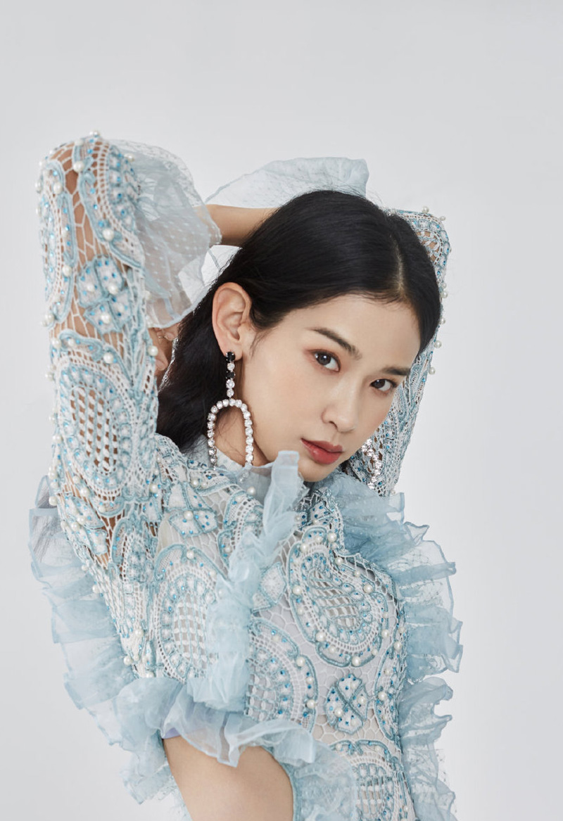 中国内地辽宁省沈阳女演员屈菁菁抹胸裙性感优雅写真图片图片